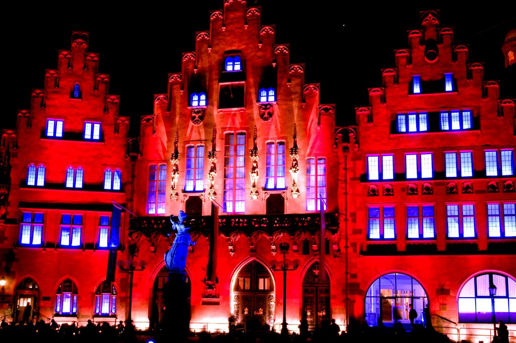 Der rot illuminierte "Römer" in Frankfurt am Main